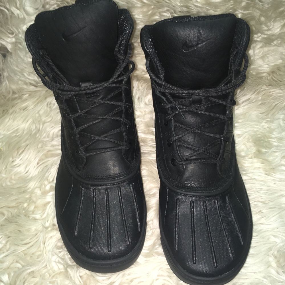 Black nike boots
